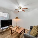 Quaint Condo With Pool Access 4 Mi To Dtwn Dallas!