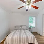 Quaint Condo With Pool Access 4 Mi To Dtwn Dallas!