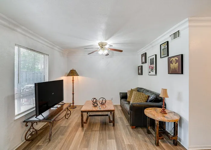 Quaint Condo With Pool Access 4 Mi To Dtwn Dallas!