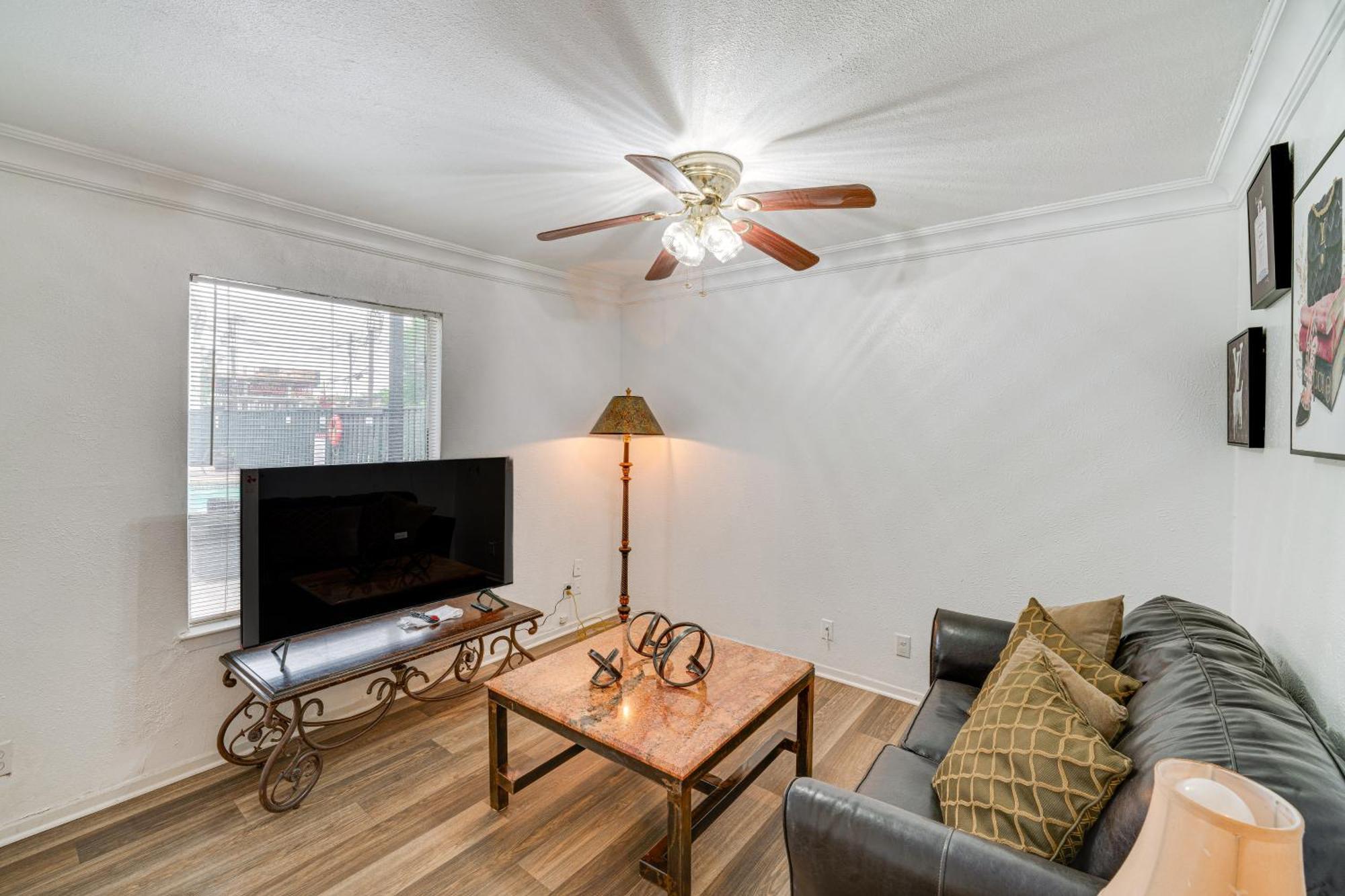 Apartment Quaint With Pool Access 4 Mi To Dtwn Dallas! *
