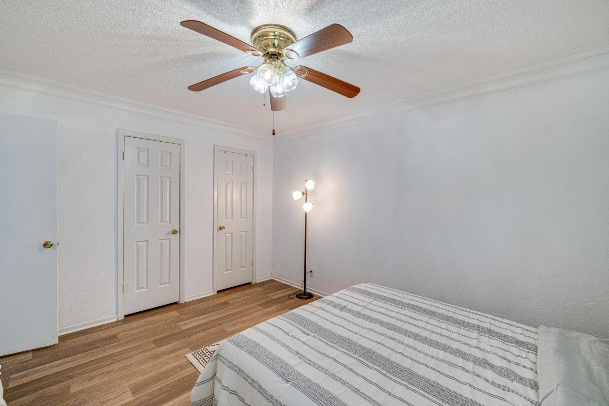Quaint With Pool Access 4 Mi To Dtwn Dallas!