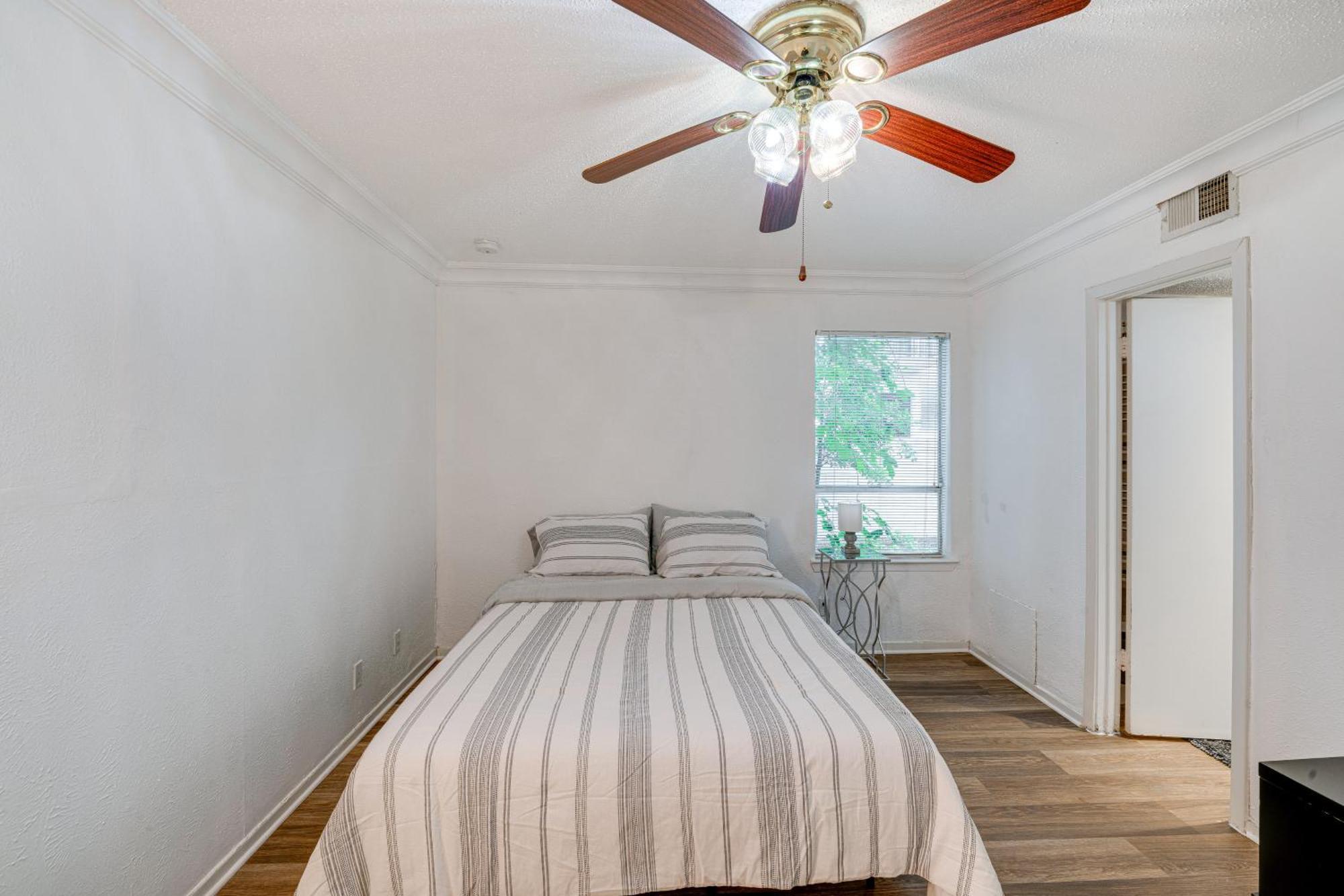 Apartment Quaint With Pool Access 4 Mi To Dtwn Dallas! *