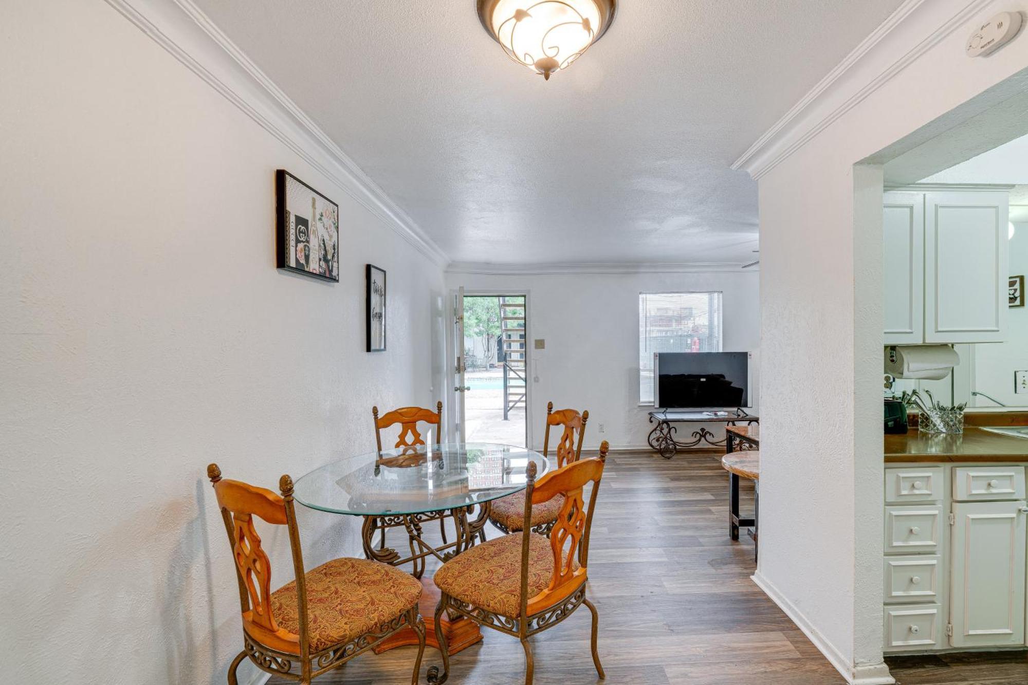 Quaint With Pool Access 4 Mi To Dtwn Dallas! Dallas