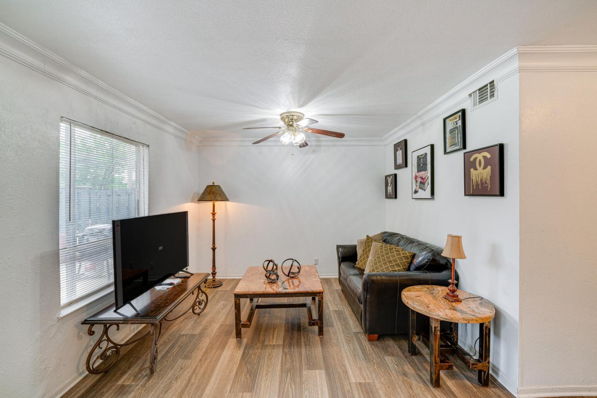 Quaint With Pool Access 4 Mi To Dtwn Dallas!