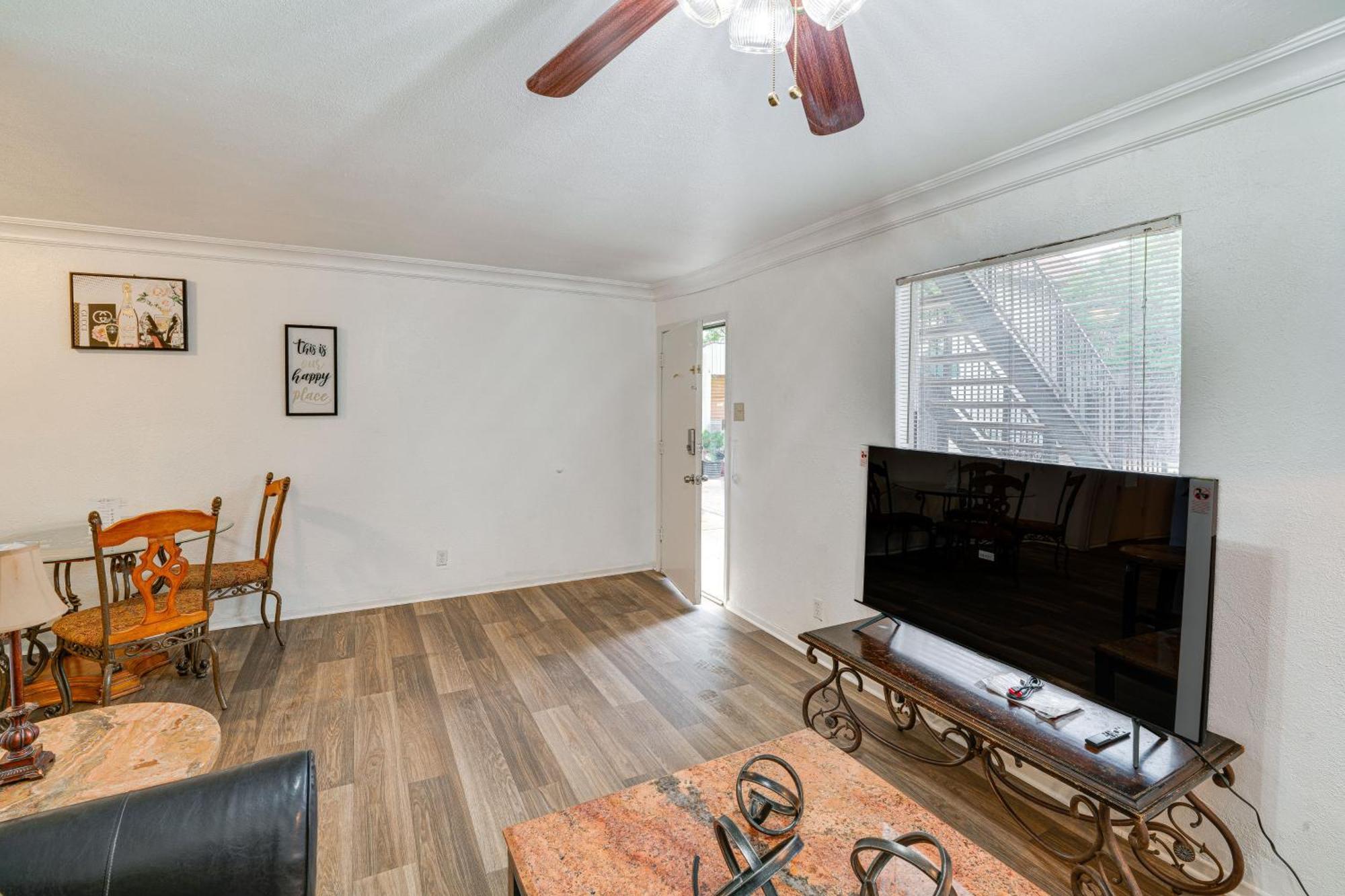 Quaint With Pool Access 4 Mi To Dtwn Dallas!