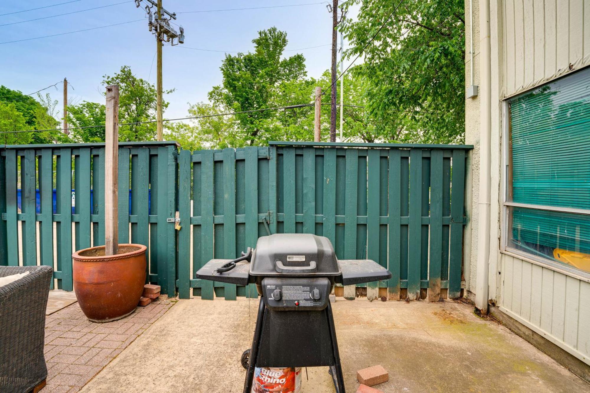 Apartment Quaint With Pool Access 4 Mi To Dtwn Dallas!