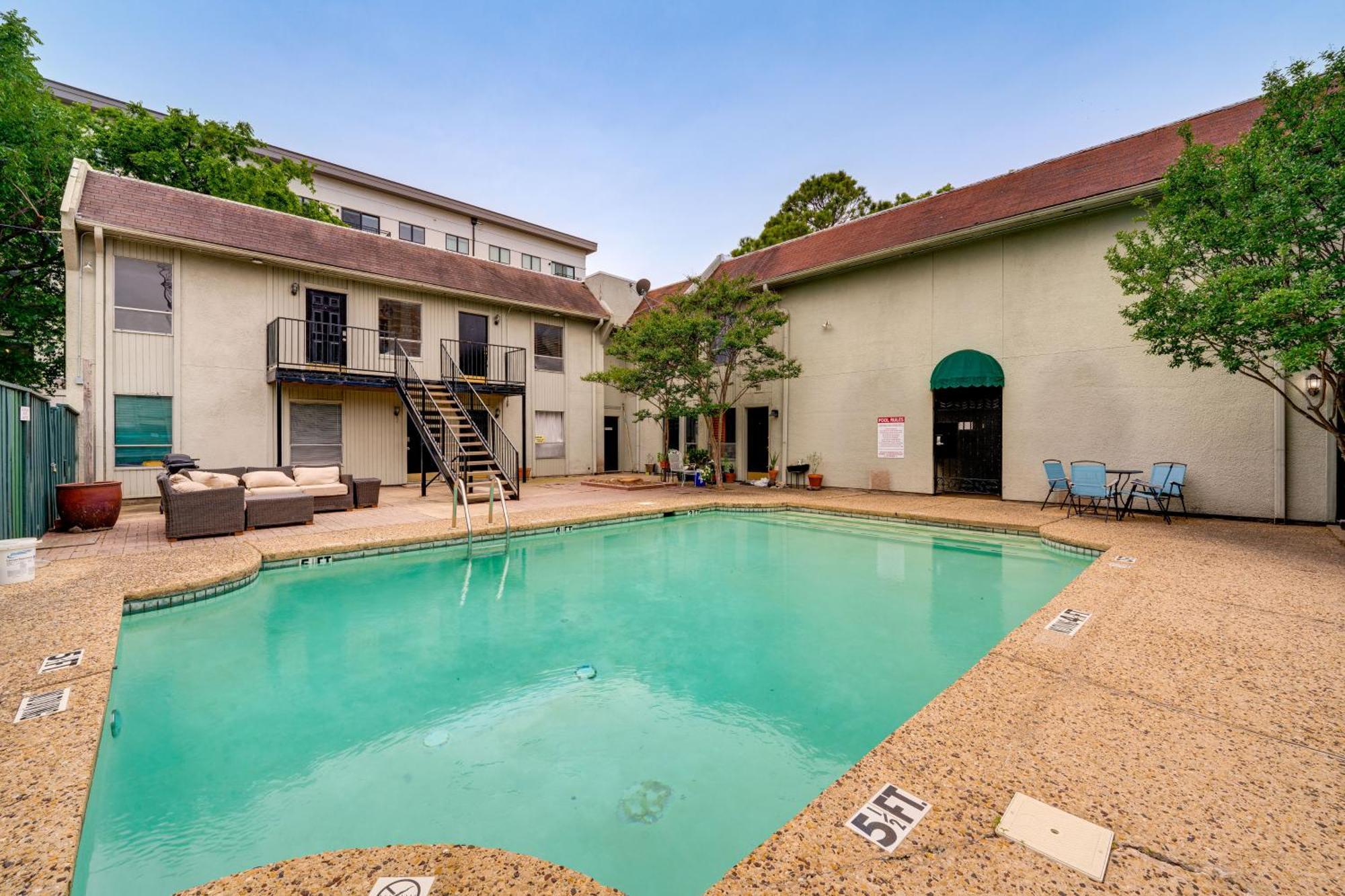 Apartment Quaint With Pool Access 4 Mi To Dtwn Dallas!