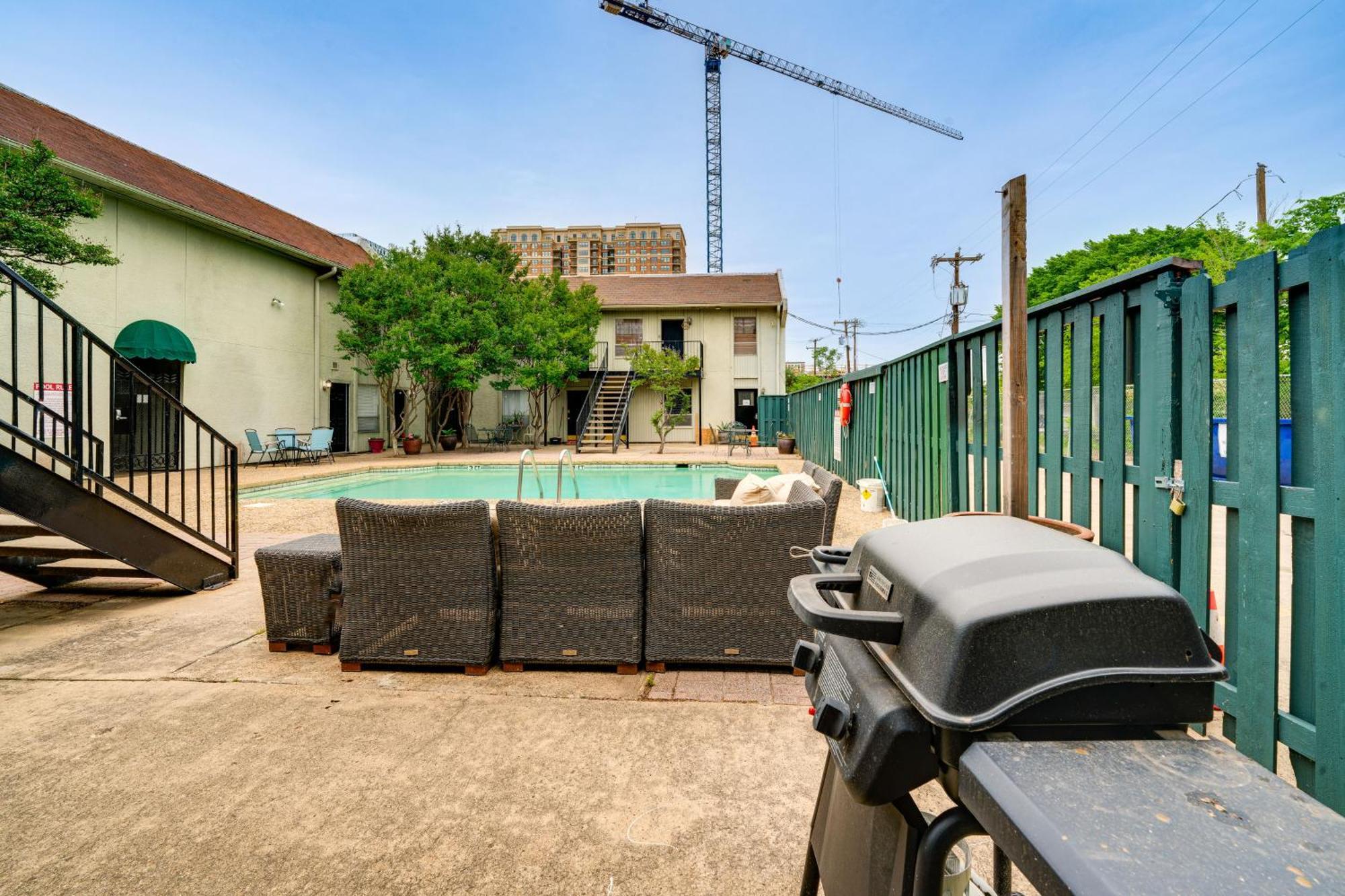 Quaint With Pool Access 4 Mi To Dtwn Dallas!