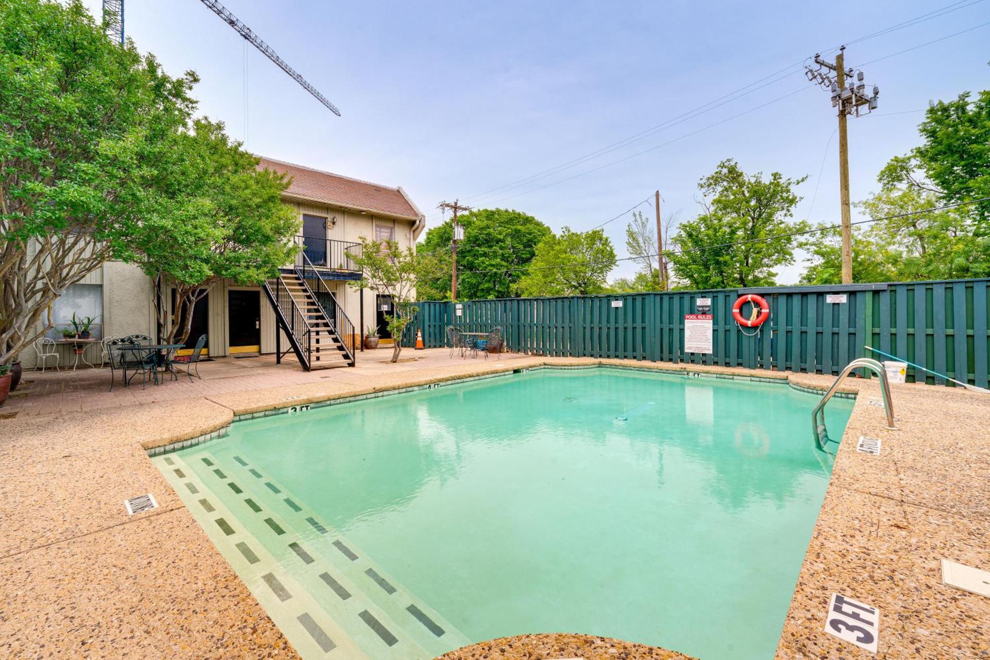 Apartment Quaint With Pool Access 4 Mi To Dtwn Dallas!