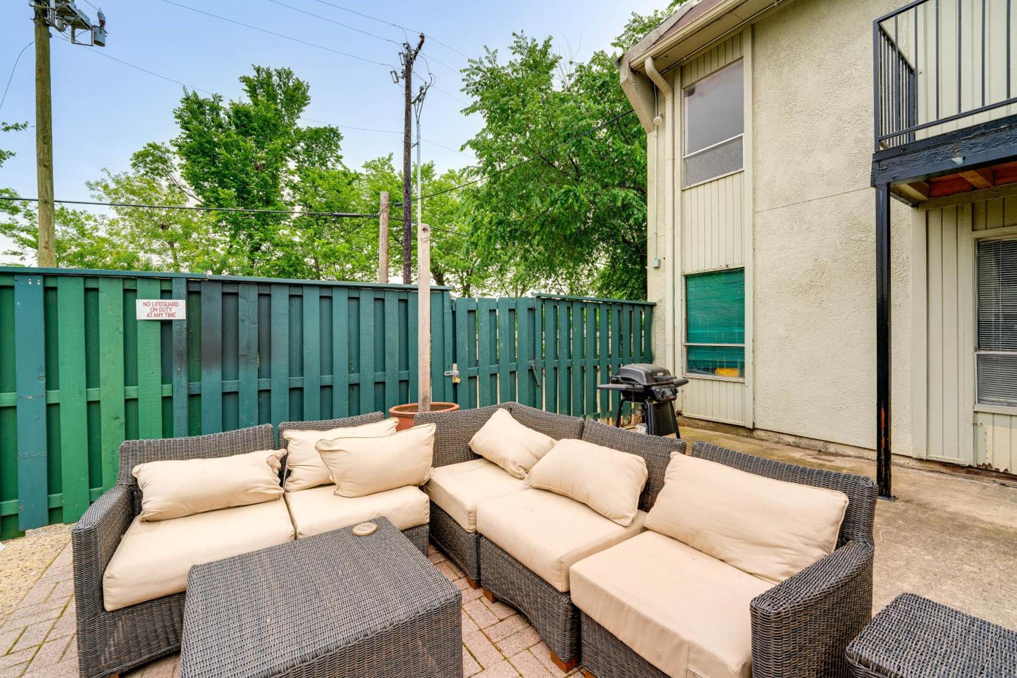 Quaint With Pool Access 4 Mi To Dtwn Dallas!